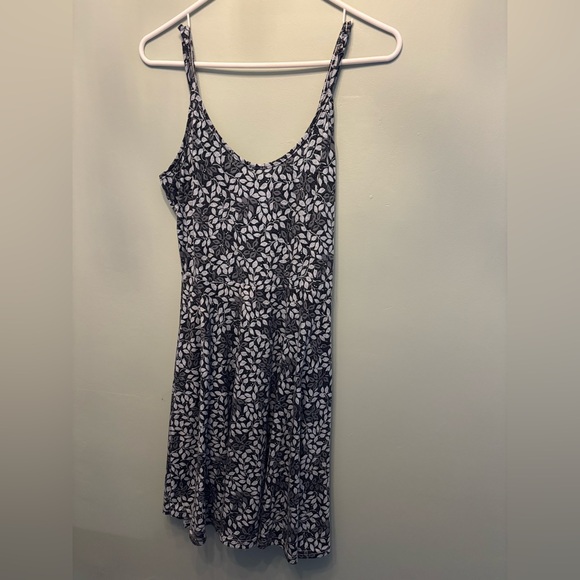 Cute dress! - Picture 2 of 3